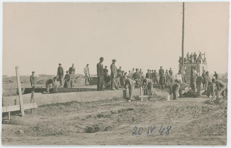 Robotnicy podczas prac porządkowo-budowlanych przy niezidentyfikowanym obiekcie