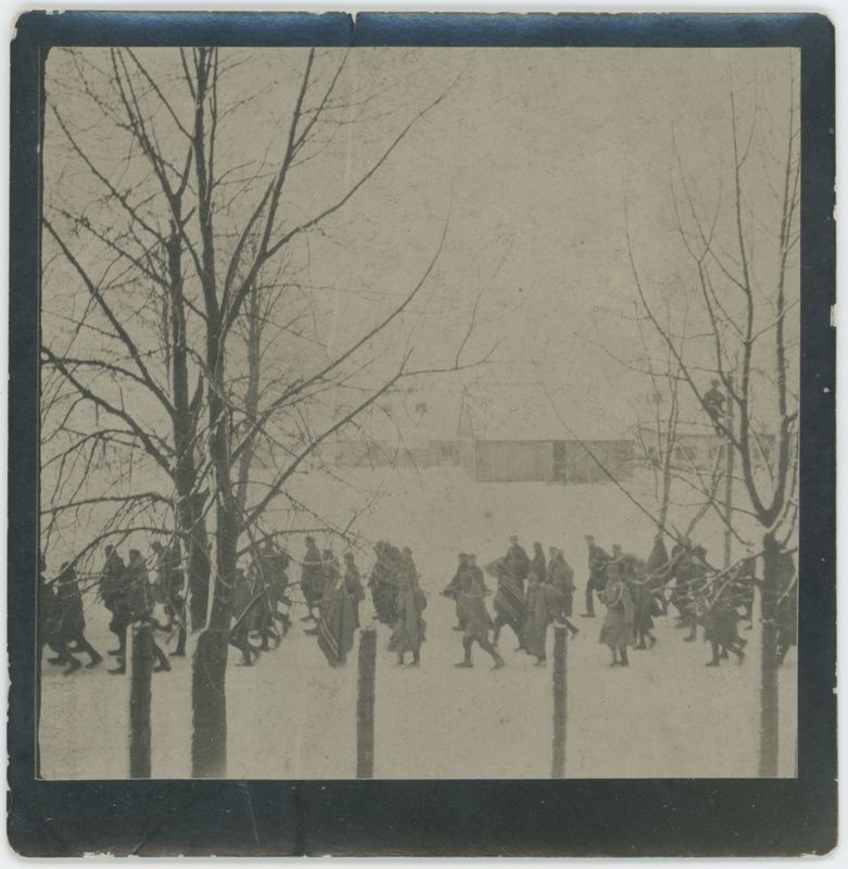 Legioniści w drodze do obozu w jenieckiego w Łomży