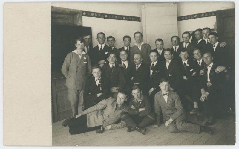 Uczniowie i nauczyciele  Szkoły Handlowej w Kaliszu