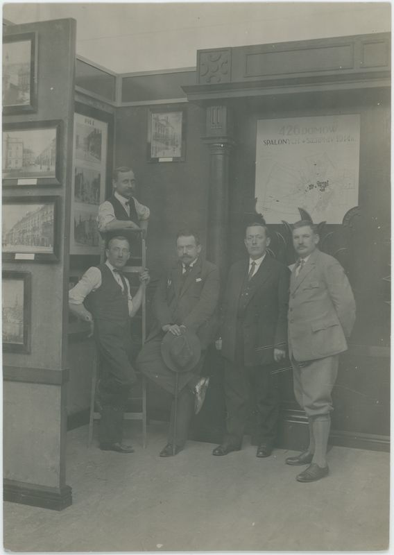 Mężczyźni stojący w pawilonie wystawowym podczas Powszechnej Wystawy Krajowej w Poznaniu