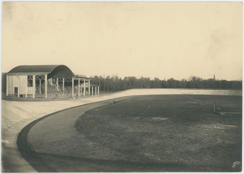 Stadion w Kaliszu z widoczną drewnianą trybuną