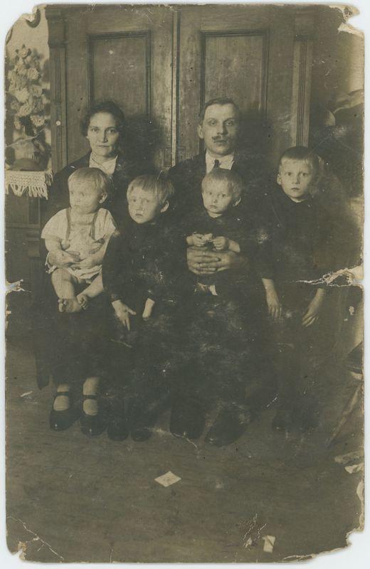 Franciszka i Walenty Nowakowie z dziećmi