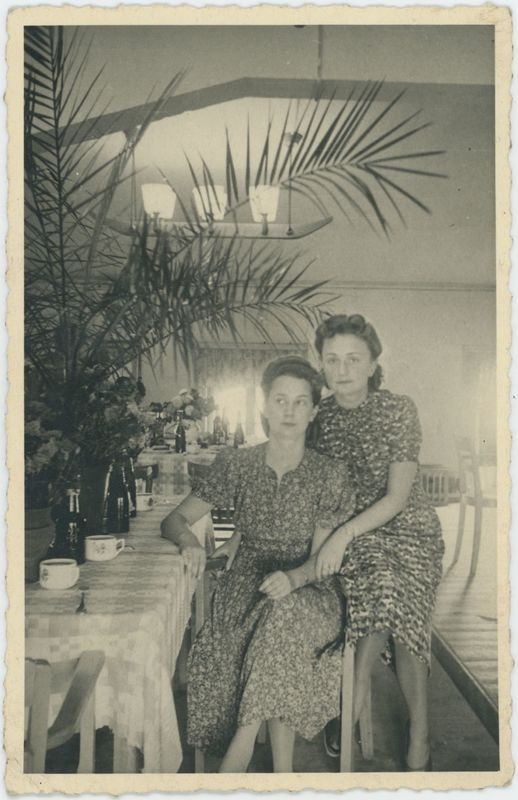 Siostry Wanda Łucja i Elwira Maria Fibiger w stołówce pracowniczej Fabryki Fortepianów i Pianin Arnold Fibiger