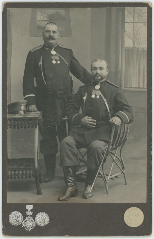 Urzędnicy carscy w mundurach