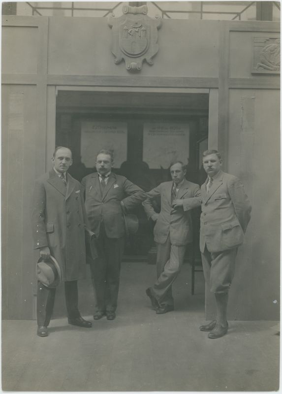 Delegacja kaliska przed pawilonem wystawowym na Powszechnej Wystawie Krajowej