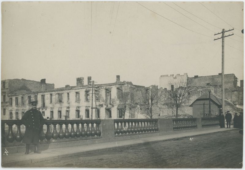 Pruski oficer stojący na Moście Kamiennym