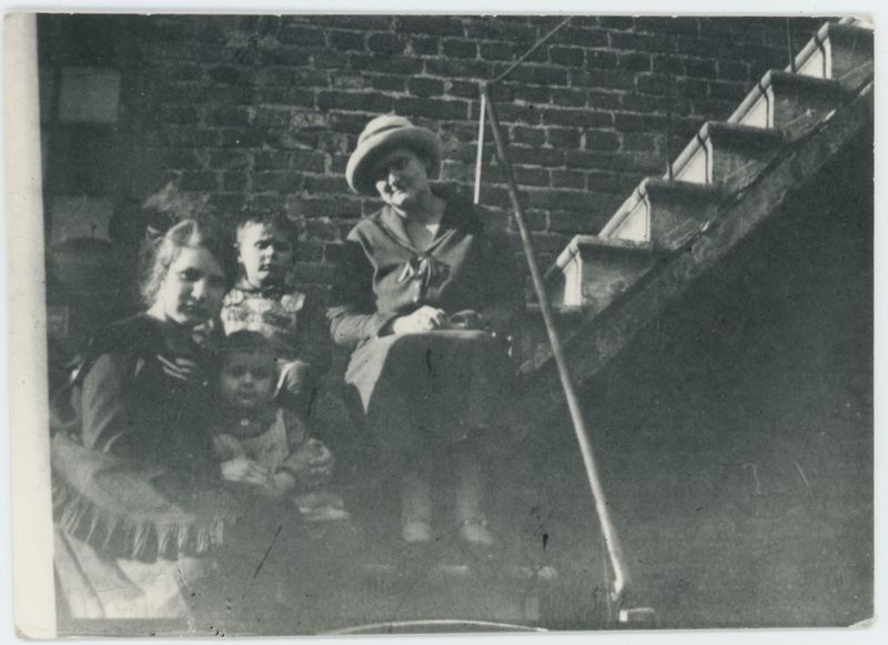 Oskar i Karol Słowik z matką Wojciechą Michalską i Zofią Michalską