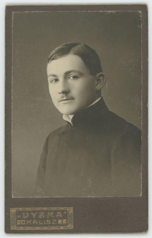 Mężczyzna w mundurku szkolnym