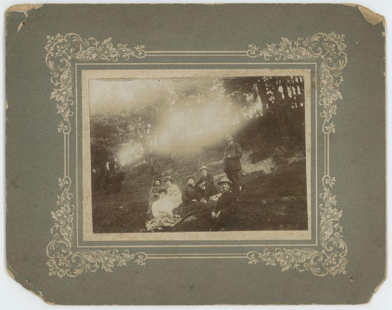 Grupa kobiet i mężczyzn w lesie