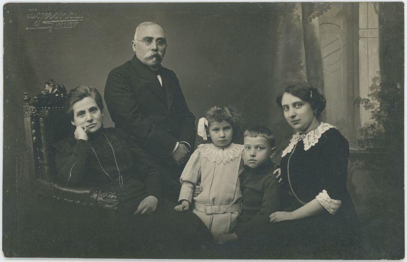 Małżeństwo Banaszkiewiczów z córką Ireną Ryłko i jej dziećmi