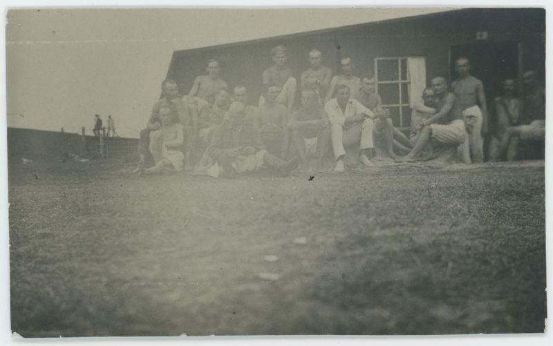 Przed barakiem w obozie jenieckim w Szczypiornie