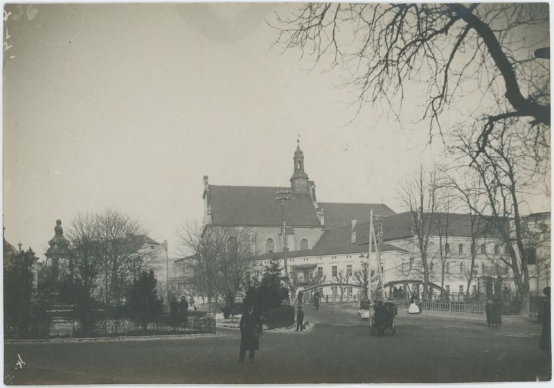 Kościół św. Stanisława i pomnik cara Mikołaja II