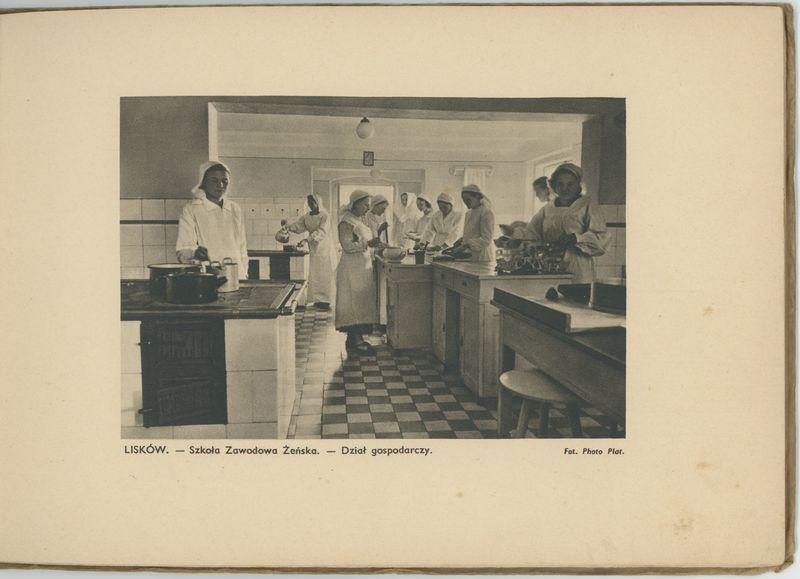 Album z pocztówkami z Liskowa "Pamiątka z wystawy >>Praca i Kultura Wsi<<"