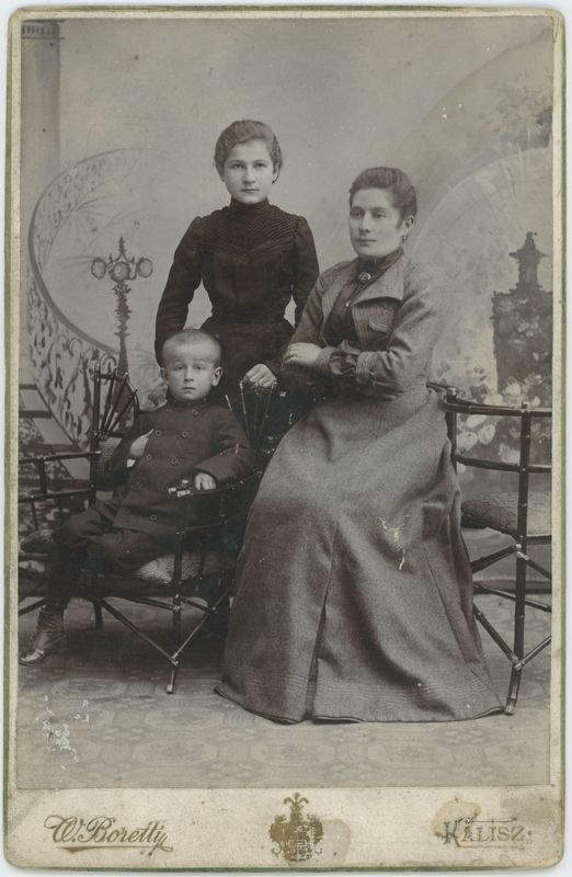 Portret kobiety z dwójką dzieci z kręgu rodziny Koteckich