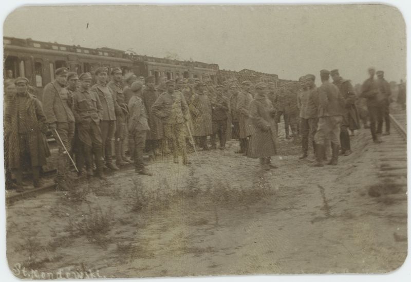 Grupa jeńców na dworcu kolejowym