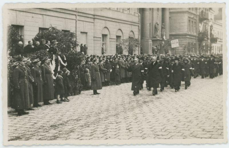 Defilada członków  byłej Kaliskiej Straży Obywatelskiej w Kaliszu