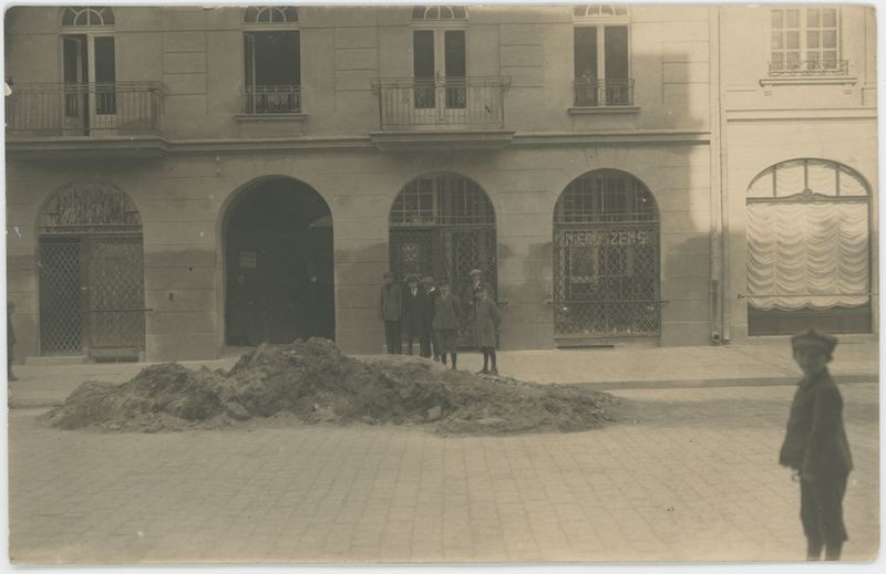 Mężczyźni na tle witryny sklepowej