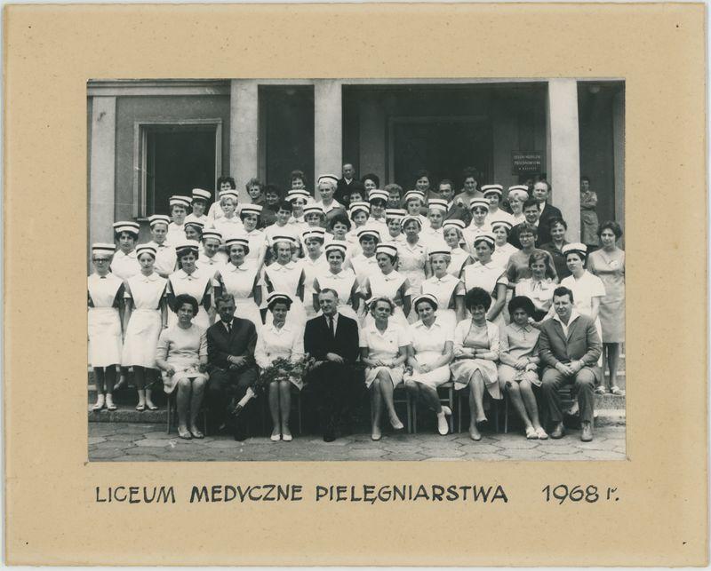 Tableau uczennic Liceum Medycznego w Kaliszu