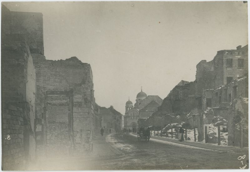 Ruiny przy ulicy Zamkowej, w tle cerkiew św. Piotra i Pawła