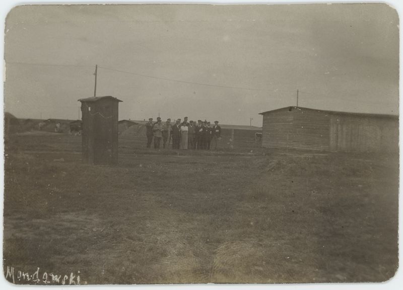 Członkowie Komitetu Opieki nad Jeńcami (?) w obozie jenieckim w Szczypiornie