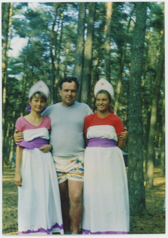 Kaliscy harcerze na obozie w Jarosławcu podczas balu przebierańców