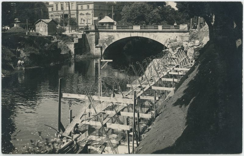 Budowa betonowej skarpy na brzegu Prosny przy Moście Kamiennym