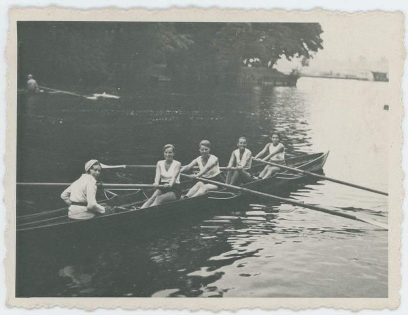 Trening zawodniczek Kaliskiego Towarzystwa Wioślarskiego na Prośnie