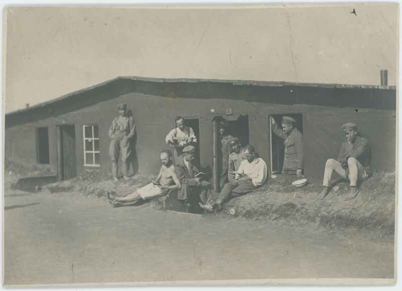 Jeńcy przed barakiem w obozie jenieckim w Szczypiornie