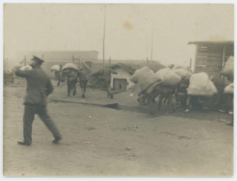 Legioniści opuszczający obóz jeniecki w Szczypiornie i udający się do oddziałów Polskich Sił Zbrojnych