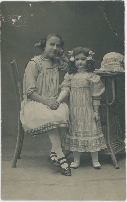 Portret dziewczynki z lalką