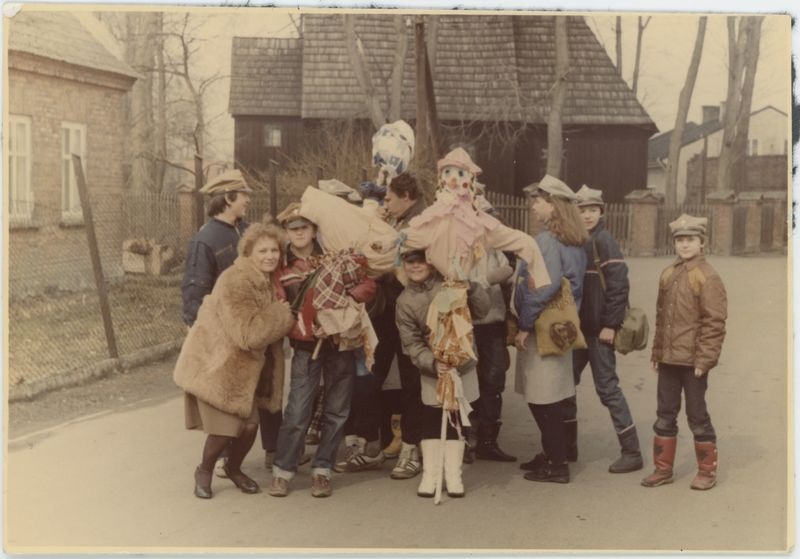 Harcerze topiący marzannę na Zawodziu