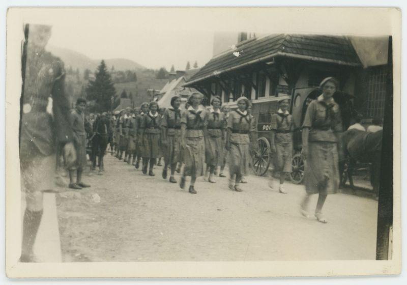 Maszerujące harcerki