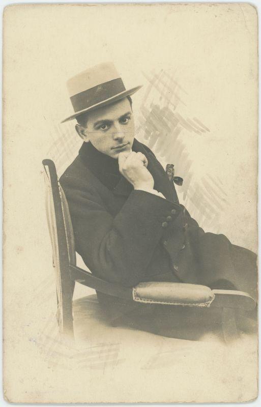 Siedzący mężczyzna