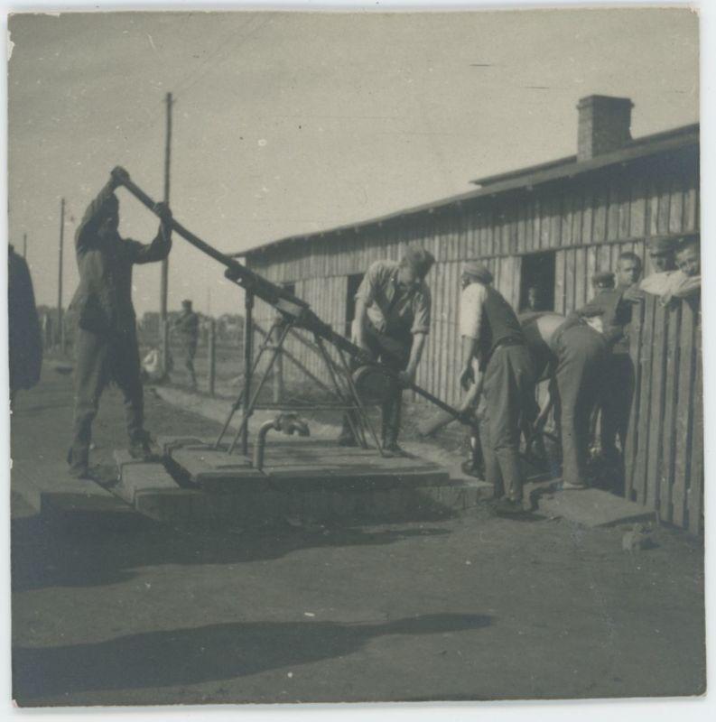 Pompowanie wody w obozie jenieckim w Szczypiornie