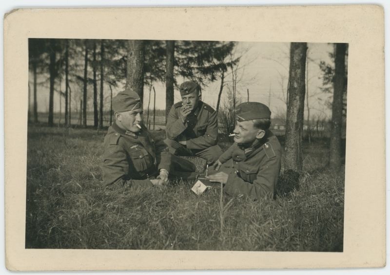 Grupa niemieckich żołnierzy w lesie