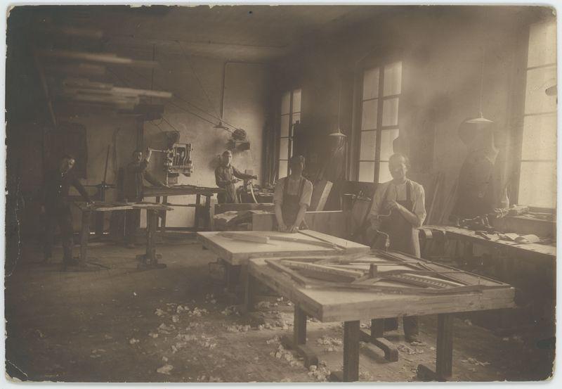 Wnętrze warsztatu w Parowej Fabryce Pianin i Fortepianów Braci K. i A. Fibiger