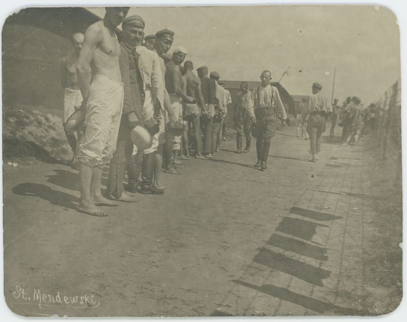 Kolejka po posiłek w obozie jenieckim w Szczypiornie