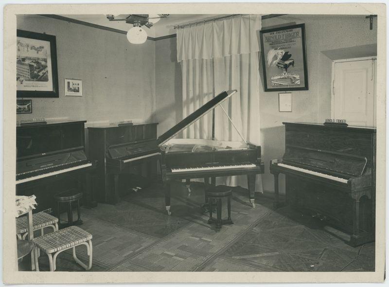 Fortepian "Calisia" w salonie wystawienniczym w Warszawie