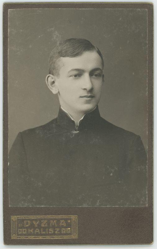 Mężczyzna w mundurku szkolnym