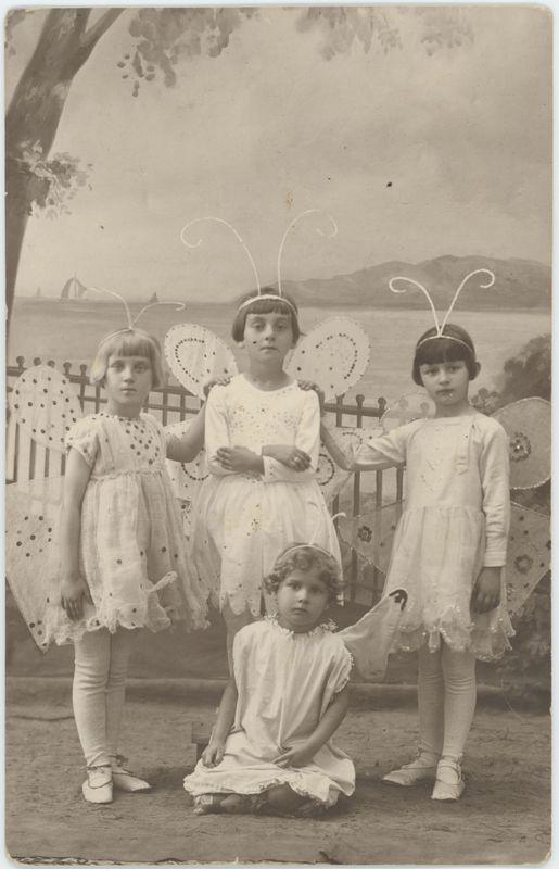 Dziewczynki przebrane za motyle