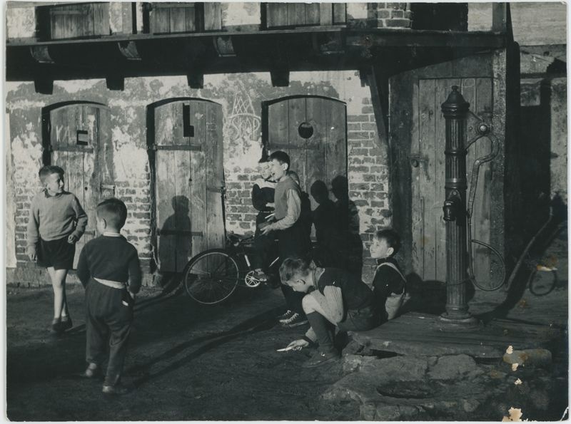 Dzieci na podwórku ul. Podgórnej w Kaliszu