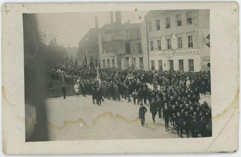 Pochód podczas Święta  3 Maja w Kaliszu