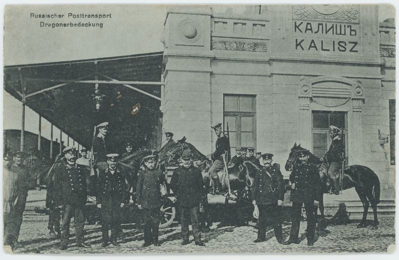 Dragoni przed dworcem kolejowym w Kaliszu