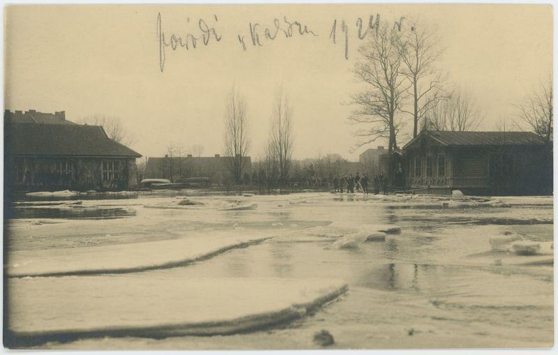 Przystań Kaliskiego Towarzystwa Wioślarskiego w czasie powodzi