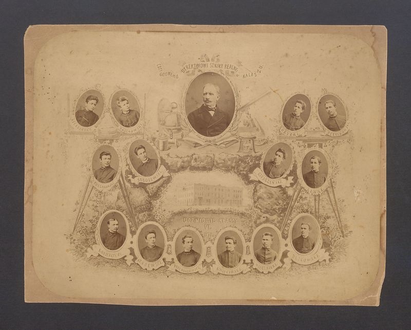 Uczniowie klasy VI Szkoły Realnej 