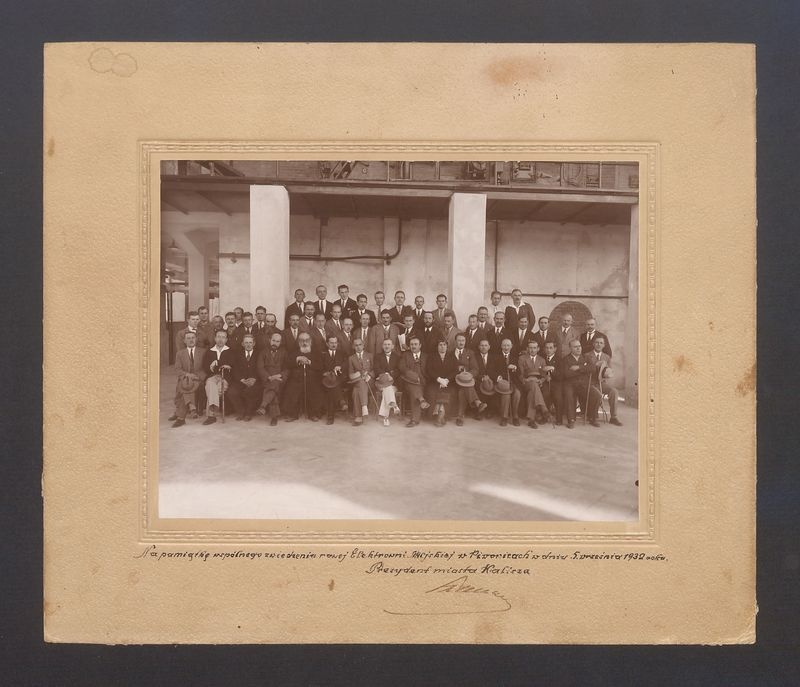 Na pamiątkę wspólnego zwiedzania nowej Elektrowni Miejskiej w Piwonicach w dniu 5 września 1932 roku, Prezydent miasta Kalisza.