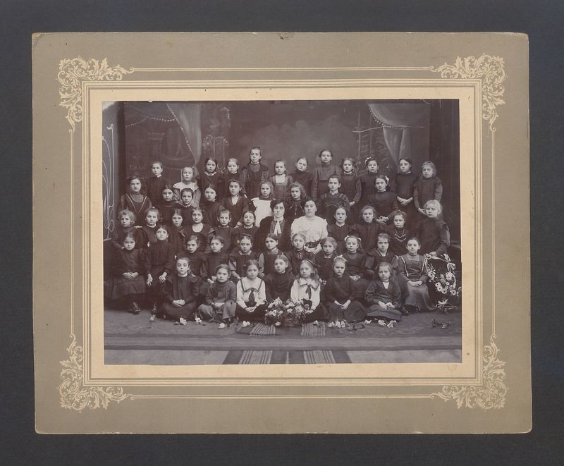 Grupa uczennic z pensji prywatnej w Kaliszu