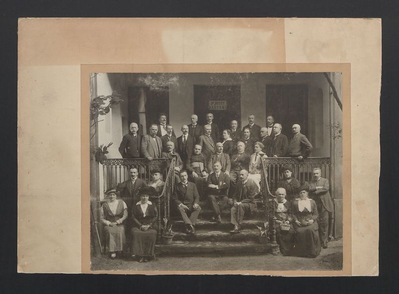 Przed wejściem do budynku Komitetu Kaliskiego