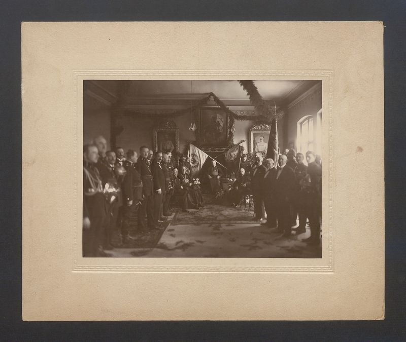 Wręczenie biskupowi diecezji Kujawsko-Kaliskiej ks. Karolowi Mieczysławowi Radomskiemu dyplomu członka honorowego Kaliskiej Ochotniczej Straży Pożarnej. 