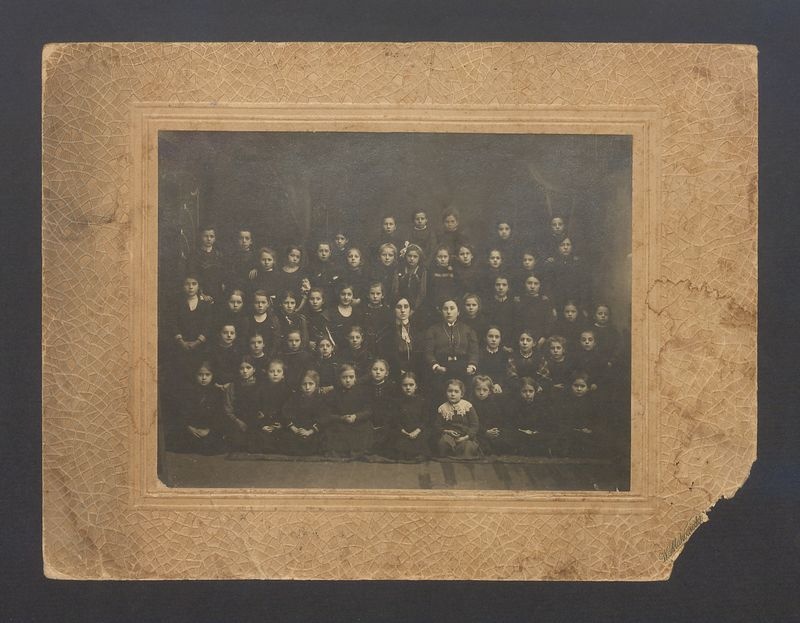 Grupa uczennic pensji prywatnej w Kaliszu